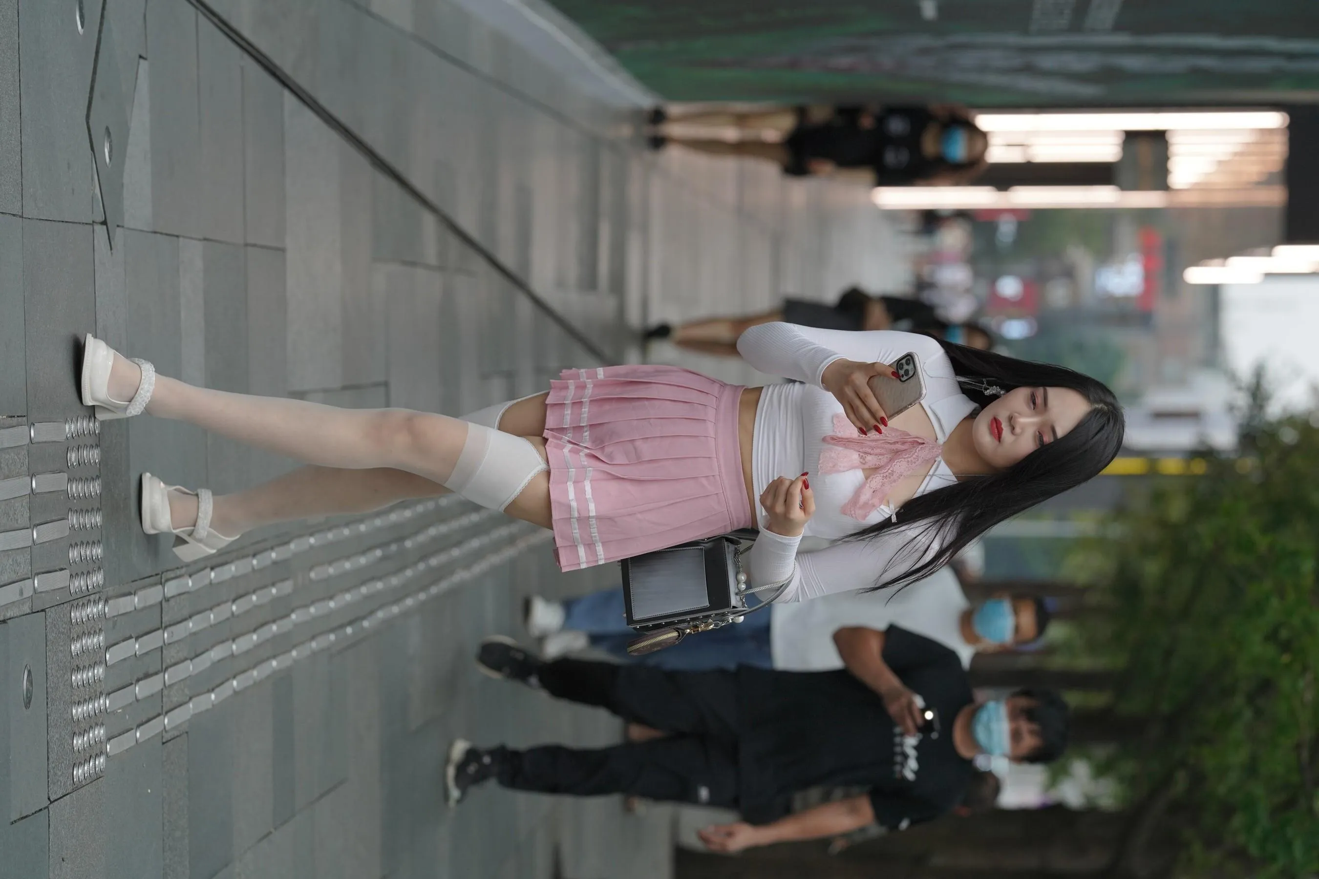 魔镜街拍 NO.161 街拍白丝吊带袜美女 [109P]插图